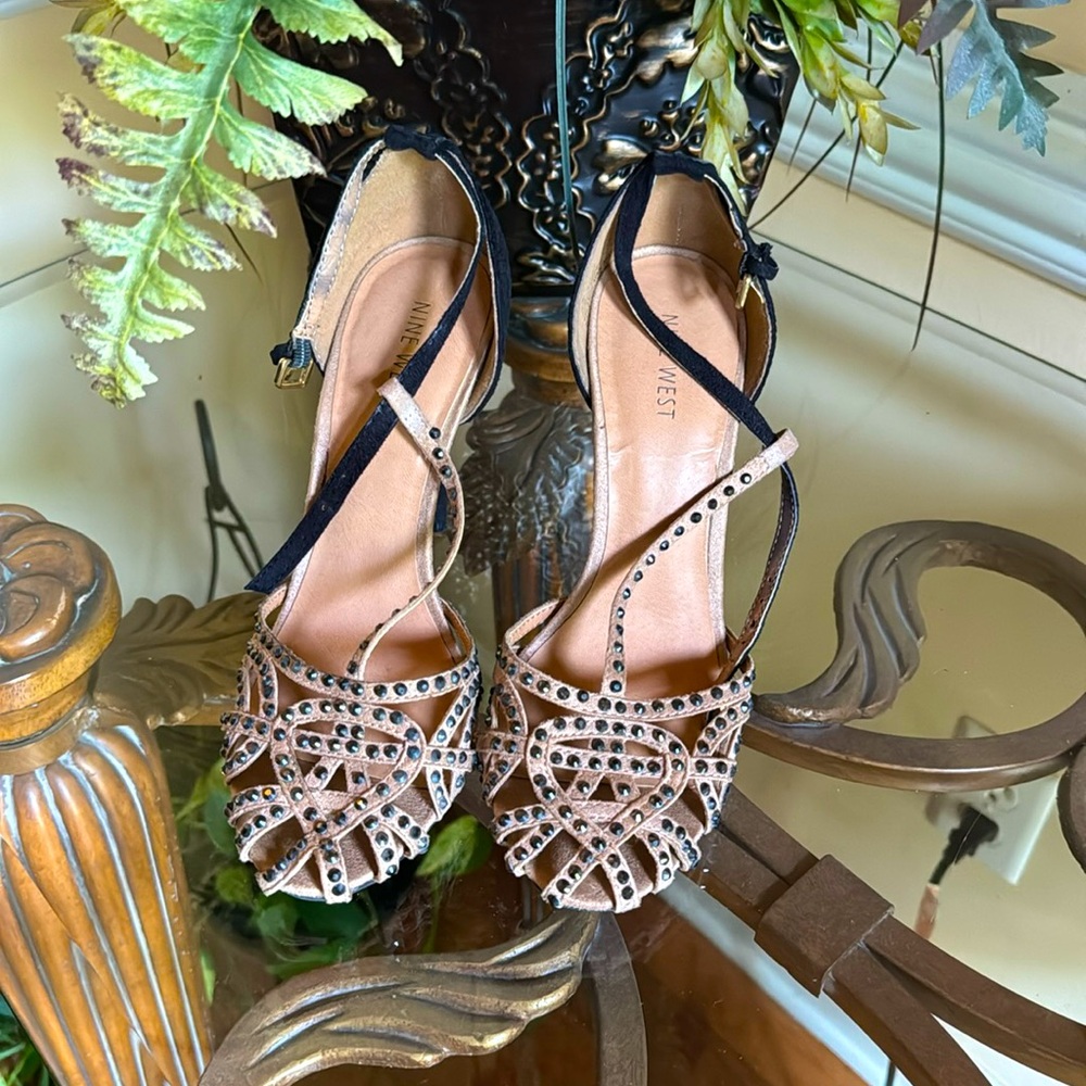 Nine West Avalineol Faux Suede Beaded T-Strap Caged Sandals Size 7